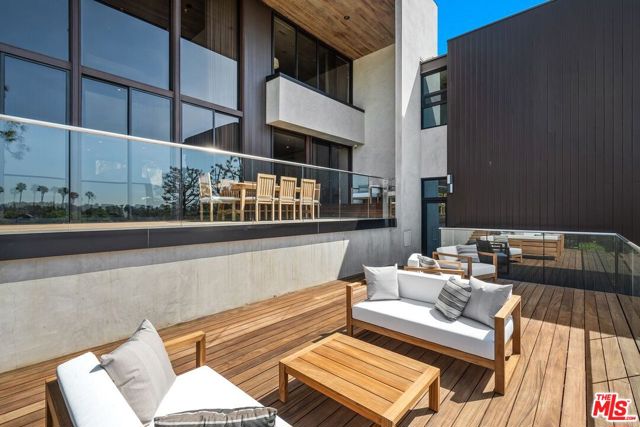 1005 Elden Way, Beverly Hills CA: https://media.crmls.org/mediaz/732c41d8-70f1-485a-9ca4-a3195117f219.jpg