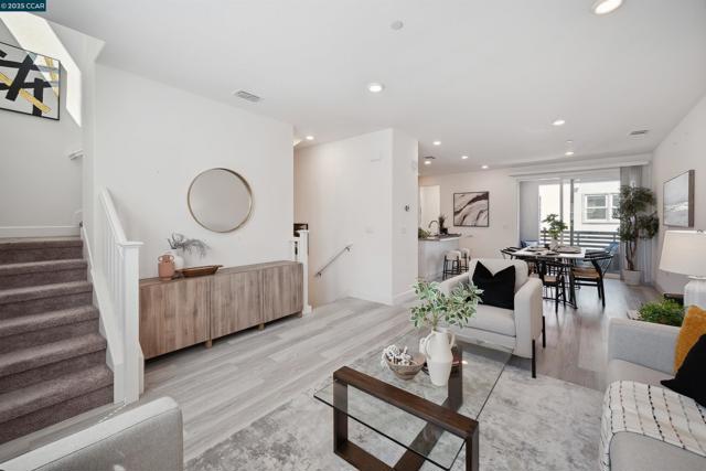 92 Zenith Cmn, Fremont CA: https://media.crmls.org/mediaz/732c5544-4b20-42d5-a53e-81622b94ba97.jpg