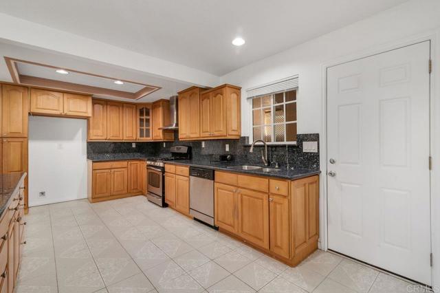 2412 Heatherwood Court, Escondido CA: https://media.crmls.org/mediaz/732c62bc-55be-4e52-9d8a-1d5da0322ab8.jpg