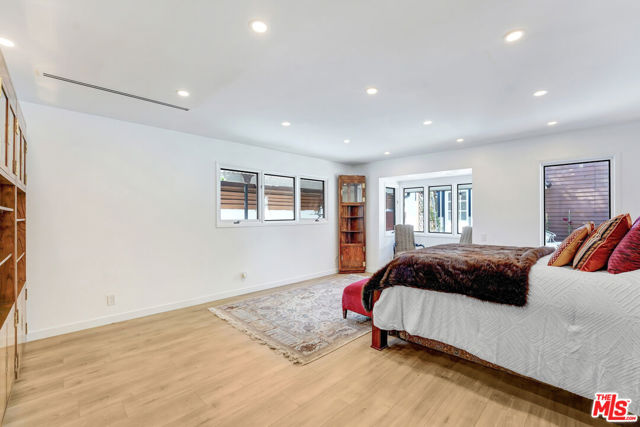6409 Graves Avenue, Lake Balboa CA: https://media.crmls.org/mediaz/732d333c-a929-4cff-b1b9-0448e803b72b.jpg