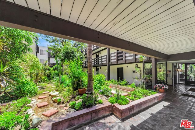 320 S Ardmore Avenue, Los Angeles CA: https://media.crmls.org/mediaz/732d74bc-eaa4-48a9-bb80-1372ab809fd5.jpg