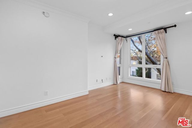 121 N Almont Drive, Beverly Hills CA: https://media.crmls.org/mediaz/732e7e36-cd59-41d1-a713-9dc78ac4bb18.jpg