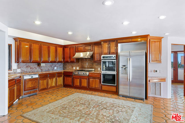23010 Saddle Peak Road, Topanga CA: https://media.crmls.org/mediaz/732f714c-90af-490f-b11a-95bced6ca999.jpg