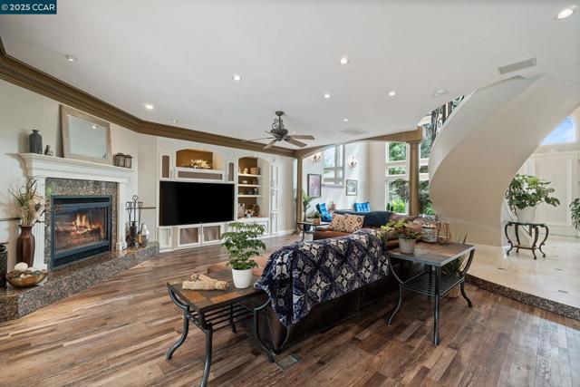 2550 E Jenny Ave, Fresno CA: https://media.crmls.org/mediaz/73301609-9429-478f-84d0-706e523a588e.jpg