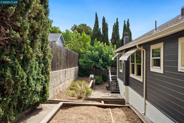 466 Clark St, Crockett CA: https://media.crmls.org/mediaz/73325634-e448-48db-afc0-b737d8a699a1.jpg