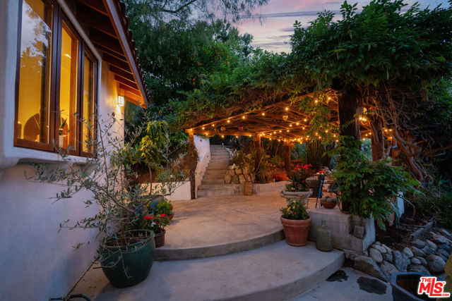 4559 E Rose Hill Drive, Los Angeles CA: https://media.crmls.org/mediaz/73327c37-0a3f-4836-a223-0a7f2ae62b46.jpg