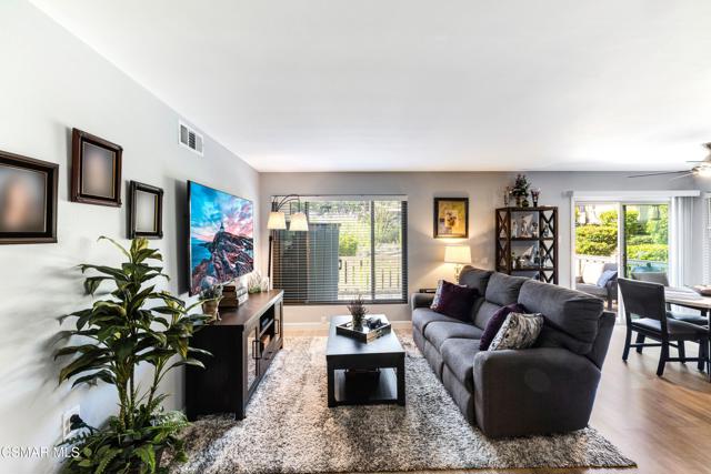 348 Chestnut Hill Court, Thousand Oaks CA: https://media.crmls.org/mediaz/73333cc4-3229-47ad-bfd5-5d3b465da4bf.jpg