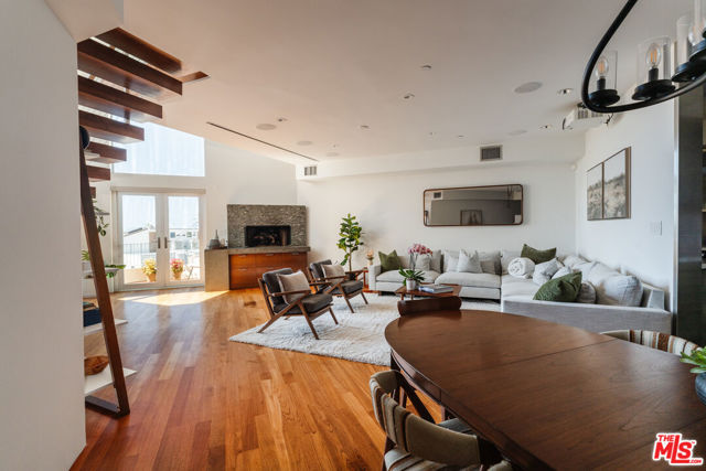 255 Main Street, Venice CA: https://media.crmls.org/mediaz/7333b7a9-6c32-4038-89c9-8cbc1426f698.jpg