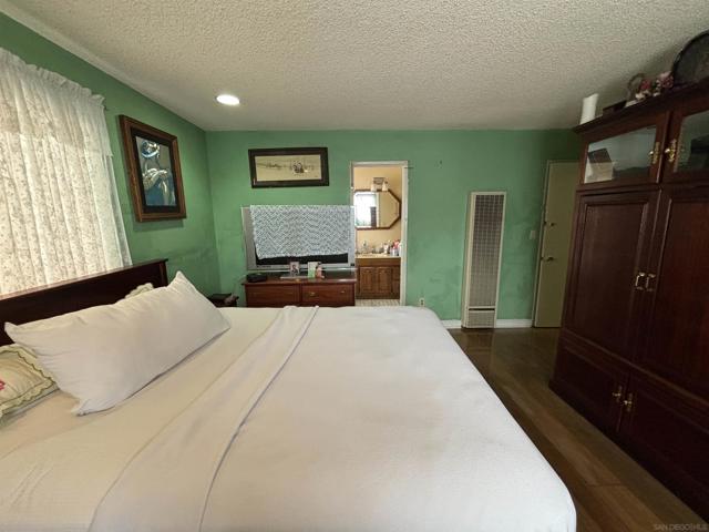 872 74 Duval St, San Diego CA: https://media.crmls.org/mediaz/73346a28-ceb9-469b-b3c1-b28c79927c84.jpg