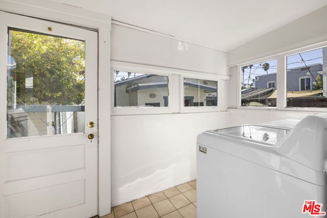 852 Venezia Avenue photo 8