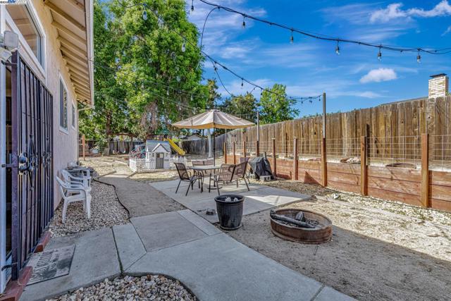 639 Eaker Ct, Antioch CA: https://media.crmls.org/mediaz/73349aaf-1e3b-47af-8136-4eefbdd9ccce.jpg