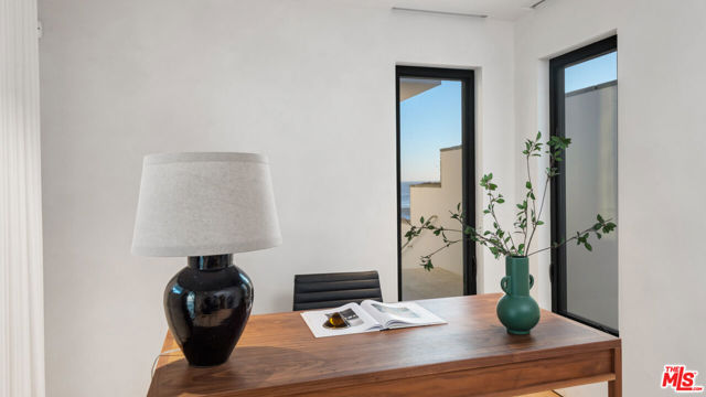 31388 Broad Beach Road, Malibu CA: https://media.crmls.org/mediaz/7334e78b-caa9-40f6-985c-7d6b146d7c39.jpg