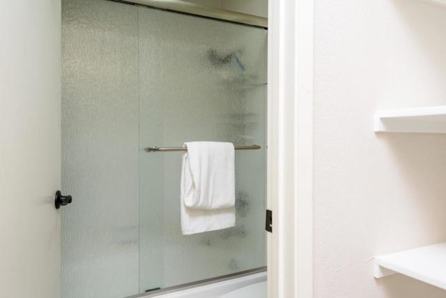 1638 Via Laguna, San Mateo CA: https://media.crmls.org/mediaz/7335357e-2d0e-440b-9d26-56c193e5231d.jpg