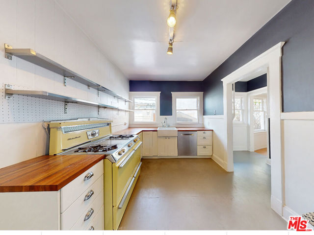 45 Breeze Avenue, Venice CA: https://media.crmls.org/mediaz/733546a0-3fd7-4fa4-a2bb-a1077967ae9d.jpg