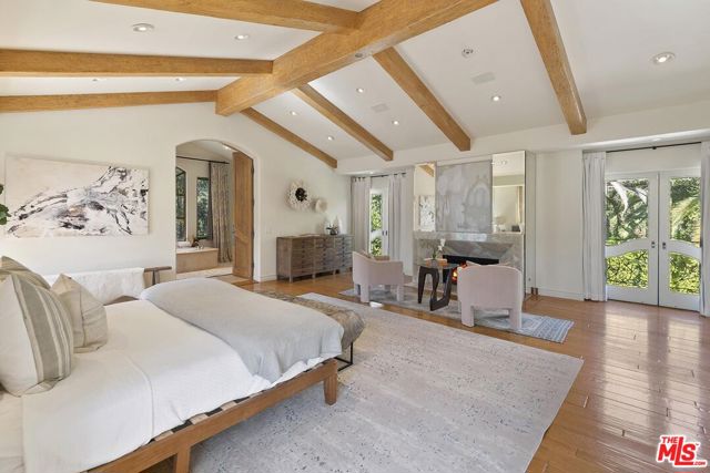 1549 Lindacrest Drive, Beverly Hills CA: https://media.crmls.org/mediaz/7335b593-6668-4cb4-9a19-8ef9186dc53c.jpg