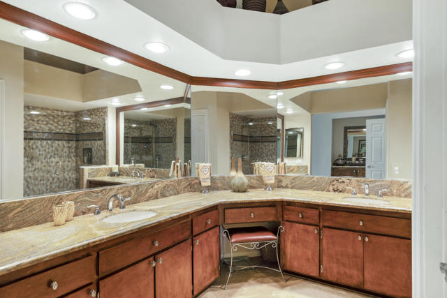 182 Desert Falls Circle, Palm Desert CA: https://media.crmls.org/mediaz/7335c391-7aaa-42c2-8df8-7fb779808d18.jpg