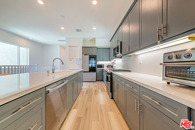 27457 Flycatcher Place, Valencia CA: https://media.crmls.org/mediaz/733637e2-a00b-49e7-bccb-bdc22af08d5d.jpg