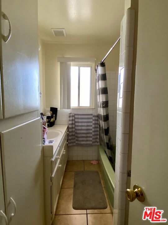 419 La Colina Drive, Inglewood CA: https://media.crmls.org/mediaz/7337c1d6-b3ab-4571-ac21-3bb51a04b8f0.jpg