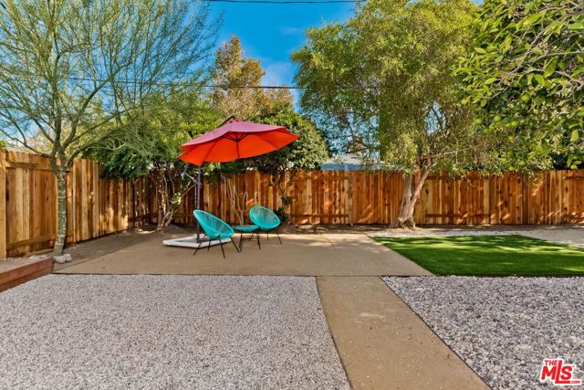 7236 Encino Avenue, Van Nuys CA: https://media.crmls.org/mediaz/73380a73-053b-407f-a52e-fae3d5d45e05.jpg