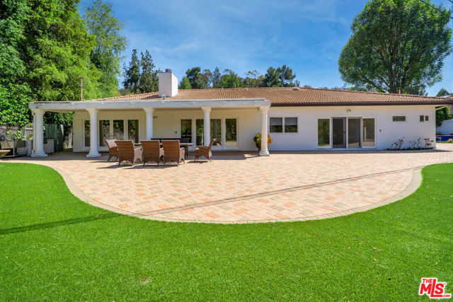 4311 Coquette Place, Tarzana CA: https://media.crmls.org/mediaz/7338d3dc-32dd-40eb-bc8c-b903e06a492f.jpg