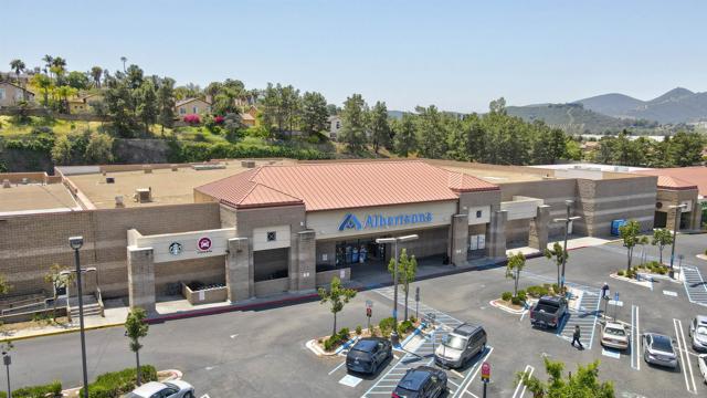 1867 Guilder Gln, Escondido CA: https://media.crmls.org/mediaz/7338d7ef-5a12-46e1-a4d4-a6a944c7a0fe.jpg