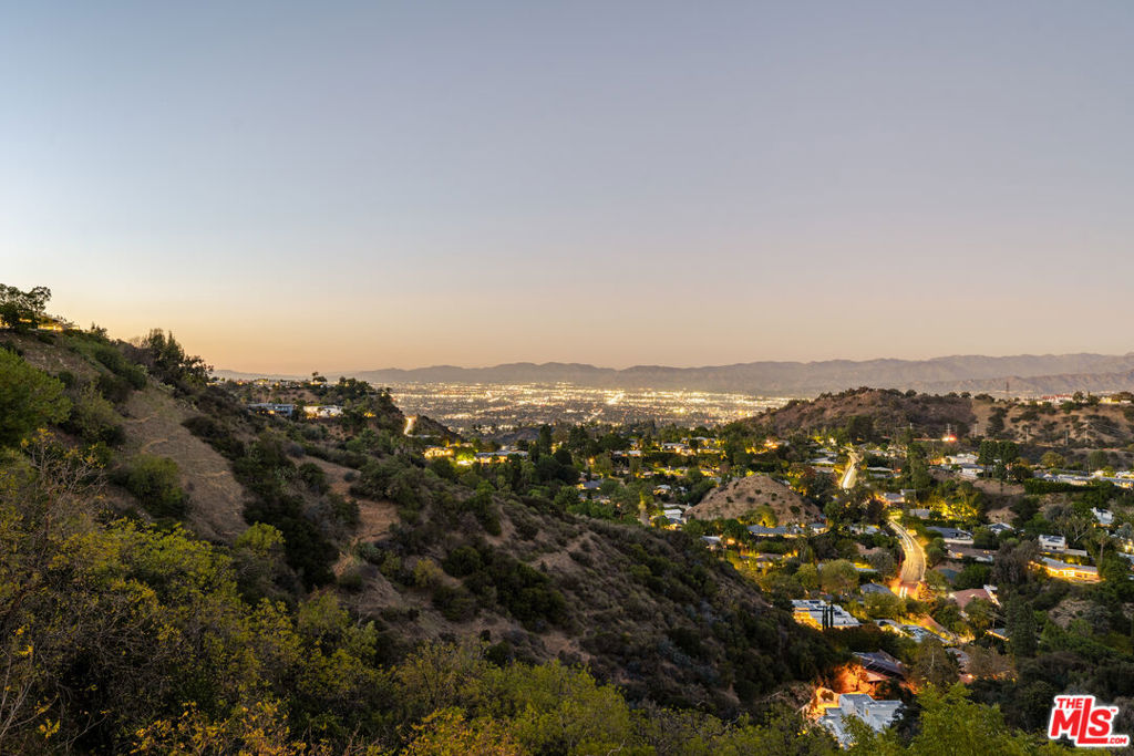 https://media.crmls.org/mediaz/73395a11-574e-482f-9aa2-cf3b0ca5e7a8.jpg?preset=X-Large