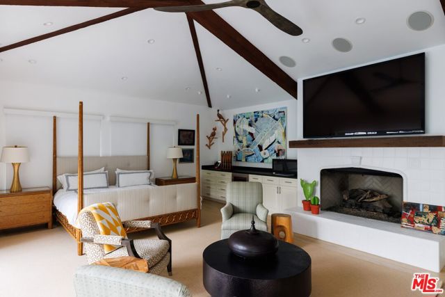 400 S Hudson Avenue, Los Angeles CA: https://media.crmls.org/mediaz/7339ff56-9e16-4eb8-91cb-a13e3fd892d7.jpg