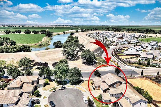 1069 Dry Creek Ct, Lathrop CA: https://media.crmls.org/mediaz/733a0d33-ac17-4d36-abbc-ba0efd69569a.jpg