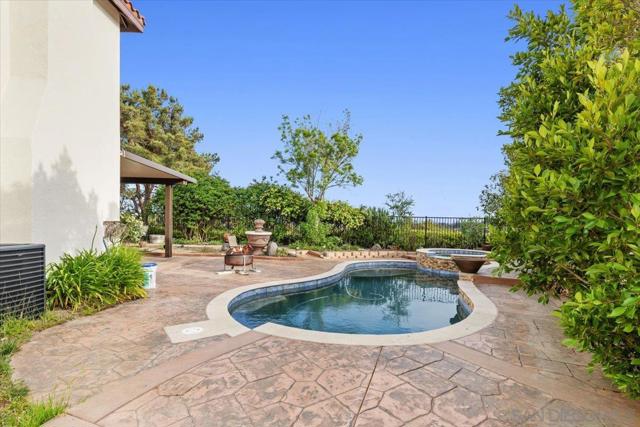 2196 Kirkcaldy Rd, Fallbrook CA: https://media.crmls.org/mediaz/733a2fa6-bae5-482b-8ca8-88000a5c3217.jpg