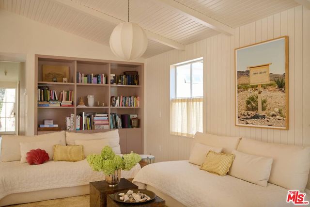 212 Paradise Cove Road, Malibu CA: https://media.crmls.org/mediaz/733ae993-e728-49e4-a088-ed660e6a9724.jpg