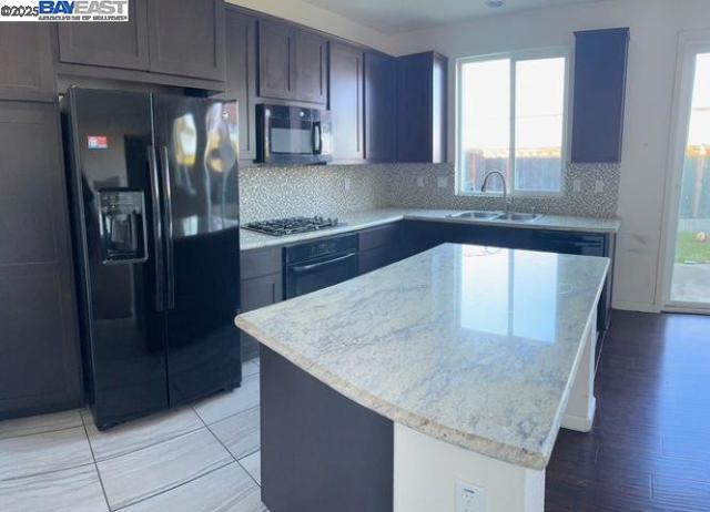 2746 Gracie Pl, Fairfield CA: https://media.crmls.org/mediaz/733bc46c-ffa3-4dda-bbe9-e74b17786e22.jpg