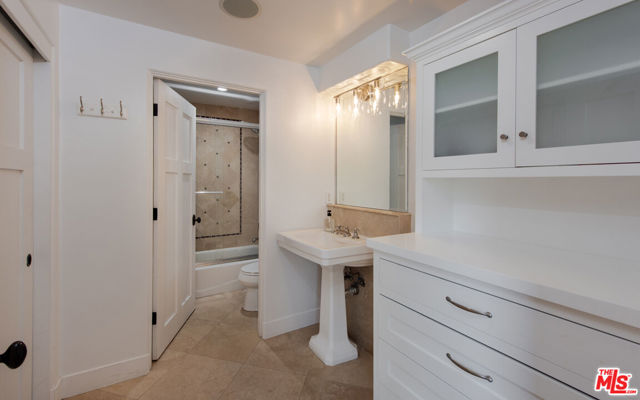 838 16th Street, Santa Monica CA: https://media.crmls.org/mediaz/733bd6f2-8955-4b0e-8dba-4e41a1701912.jpg
