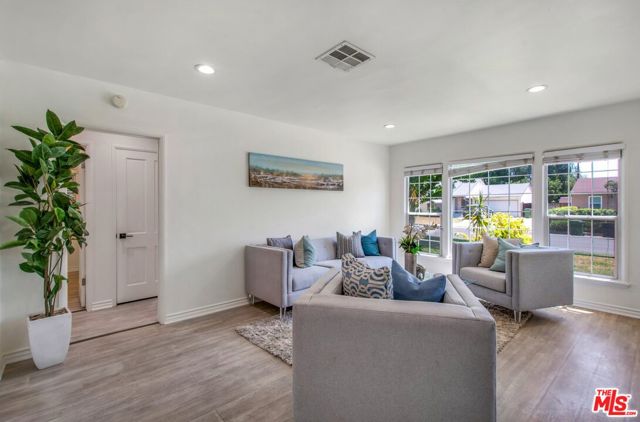 7731 Oak Park Avenue, Lake Balboa CA: https://media.crmls.org/mediaz/733d5a31-2b8c-431f-a7b6-6bc528fdc2cd.jpg