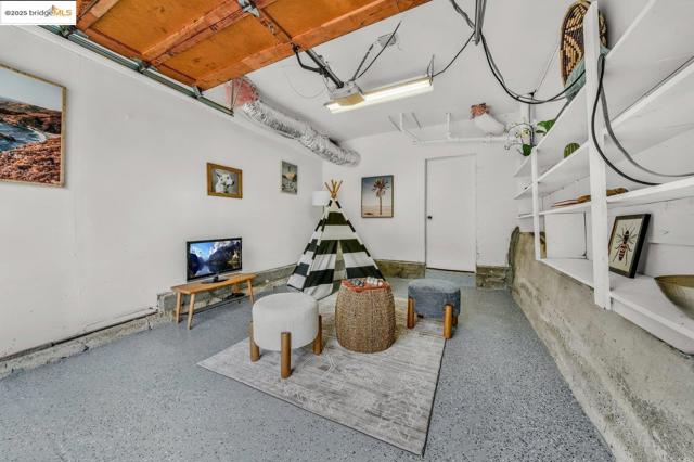 5925 Outlook Ave, Oakland CA: https://media.crmls.org/mediaz/733d6f26-1d37-4c00-b38f-4136e3fc4f27.jpg