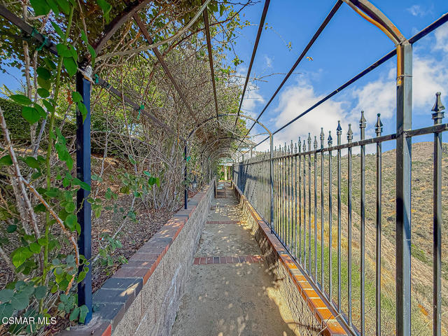 1832 Calle Salto, Thousand Oaks CA: https://media.crmls.org/mediaz/733d7e0d-0f5c-46b2-b085-8371453fb509.jpg
