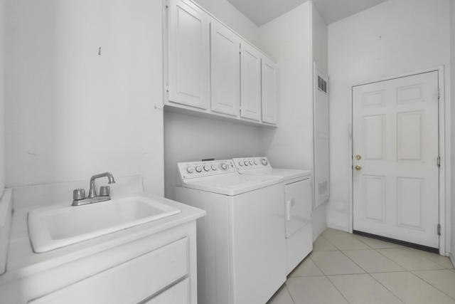 1041 E ViA San Dimas Road, Palm Springs CA: https://media.crmls.org/mediaz/733e13d8-48c3-4dc0-8cf5-95ee8f6d346f.jpg