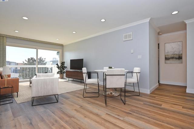 950 Shorepoint Ct, Alameda CA: https://media.crmls.org/mediaz/733e2a42-a385-415e-ad17-e60e84bfcd10.jpg