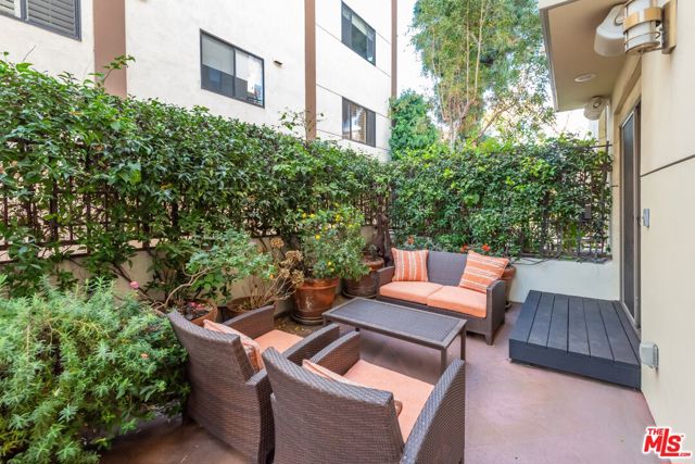 130 N Swall Drive, Beverly Hills CA: https://media.crmls.org/mediaz/733e3325-3d2e-4b76-b585-a801a48dae83.jpg