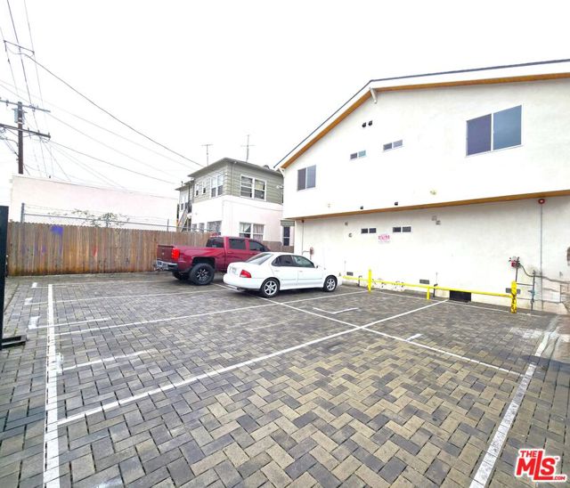2516 Malabar Street, Los Angeles CA: https://media.crmls.org/mediaz/733e4036-1d4e-4ebf-8977-b5446241e781.jpg