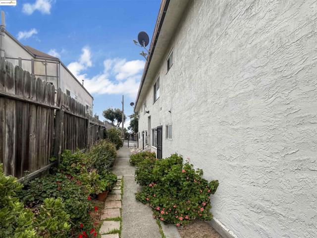 2120 E 22Nd St, Oakland CA: https://media.crmls.org/mediaz/733e4143-34fa-40c9-ad07-90235b482496.jpg
