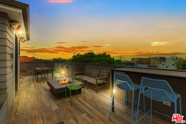 106 Dudley Avenue, Venice CA: https://media.crmls.org/mediaz/733ef2c9-1c94-48dc-94ff-d6d7d405fda1.jpg