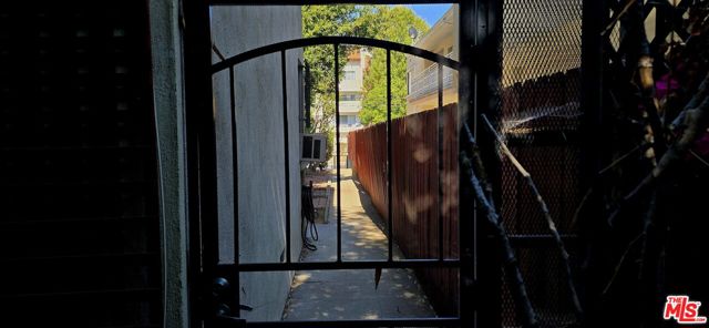 1433 N Martel Avenue, Los Angeles CA: https://media.crmls.org/mediaz/733f9e21-7740-4758-a227-e36b9f0a1cbe.jpg
