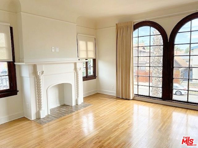 25 Falcon Avenue, Long Beach CA: https://media.crmls.org/mediaz/733fc781-f00f-4b26-9c3b-1667d59a8b9a.jpg