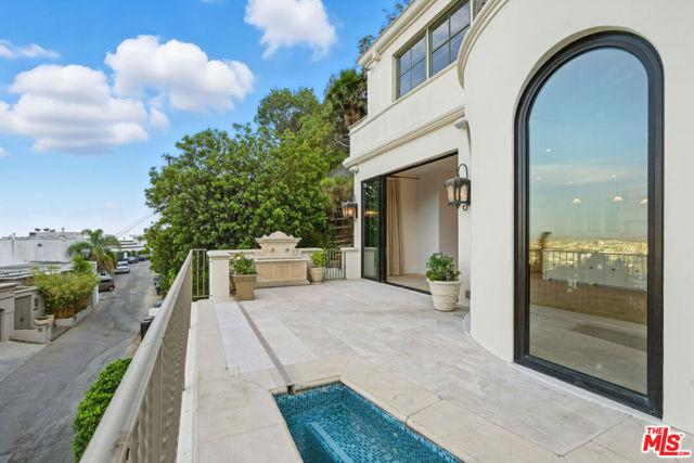 1675 Woods Drive, Los Angeles CA: https://media.crmls.org/mediaz/7340da7c-bbc5-4115-aad4-304f6a0fc749.jpg