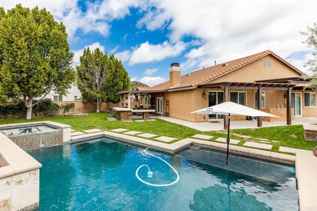 25111 Cedar Ridge Court, Wildomar CA: https://media.crmls.org/mediaz/73421160-fece-4b21-b73e-dbd02c87d0b1.jpg