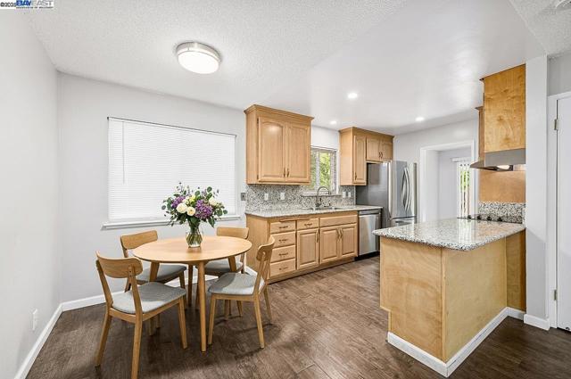 1059 Lakehurst Rd, Livermore CA: https://media.crmls.org/mediaz/73432ead-37bc-4fa4-b61e-830684c33ea2.jpg