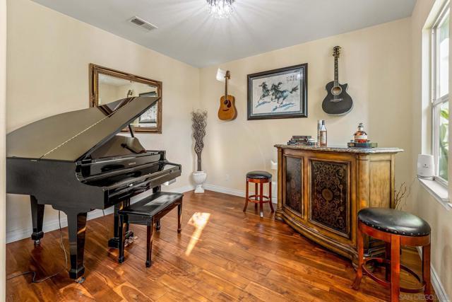 278 Avenida Loretta, Chula Vista CA: https://media.crmls.org/mediaz/7343d040-df88-4acf-a615-a9cd56df0fec.jpg