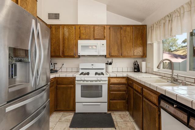 Detail Gallery Image 10 of 22 For 8449 Snow White Dr, El Cajon,  CA 92021 - 3 Beds | 2 Baths