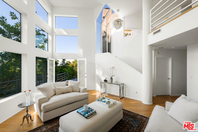 7265 Caverna Drive, Los Angeles CA: https://media.crmls.org/mediaz/7344bb45-9f3a-4b57-9a3e-f1e4bb4f72f9.jpg