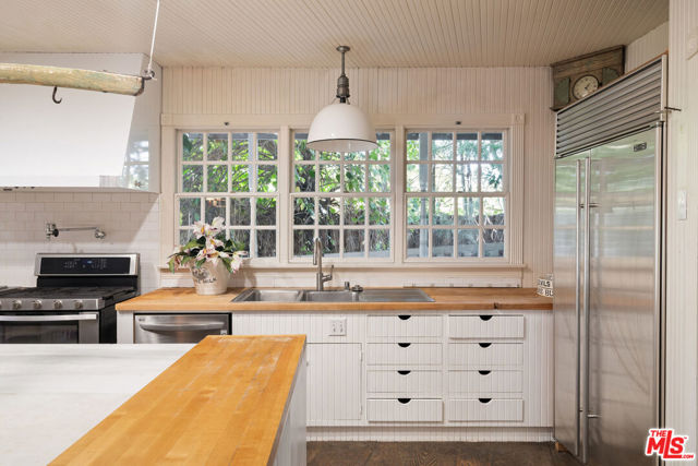 2020 Coldwater Canyon Drive, Beverly Hills CA: https://media.crmls.org/mediaz/7344d40f-743b-43a8-8107-516a57d19b9a.jpg